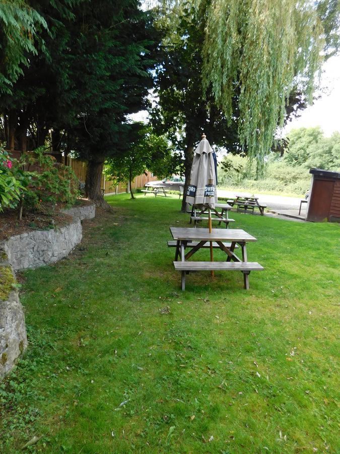 The Railway Inn Forden Екстер'єр фото