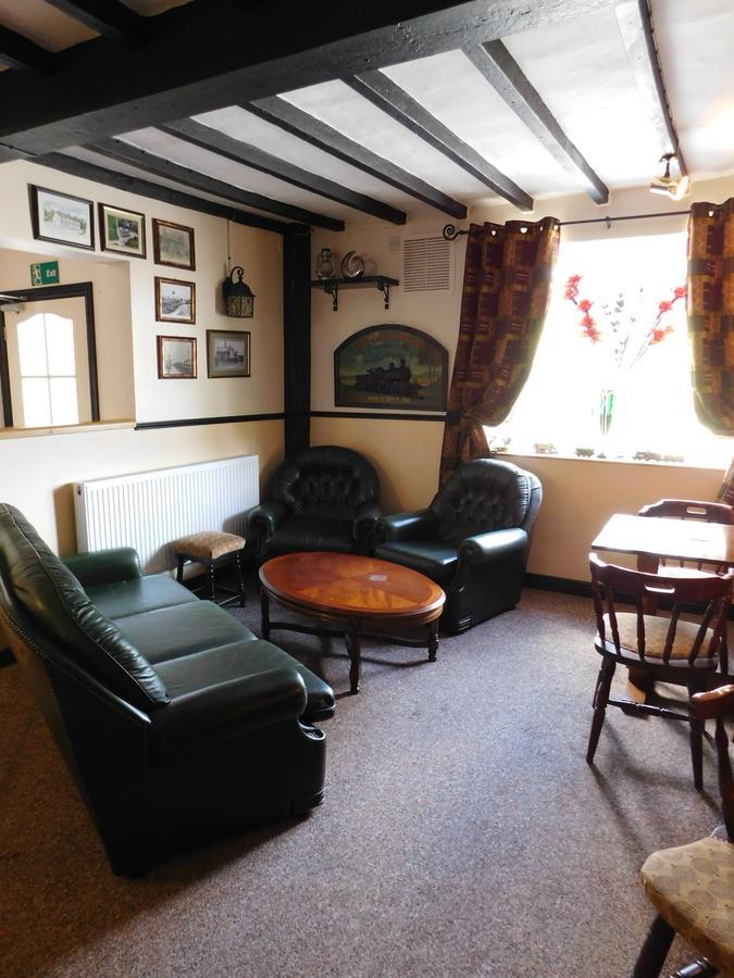The Railway Inn Forden Екстер'єр фото