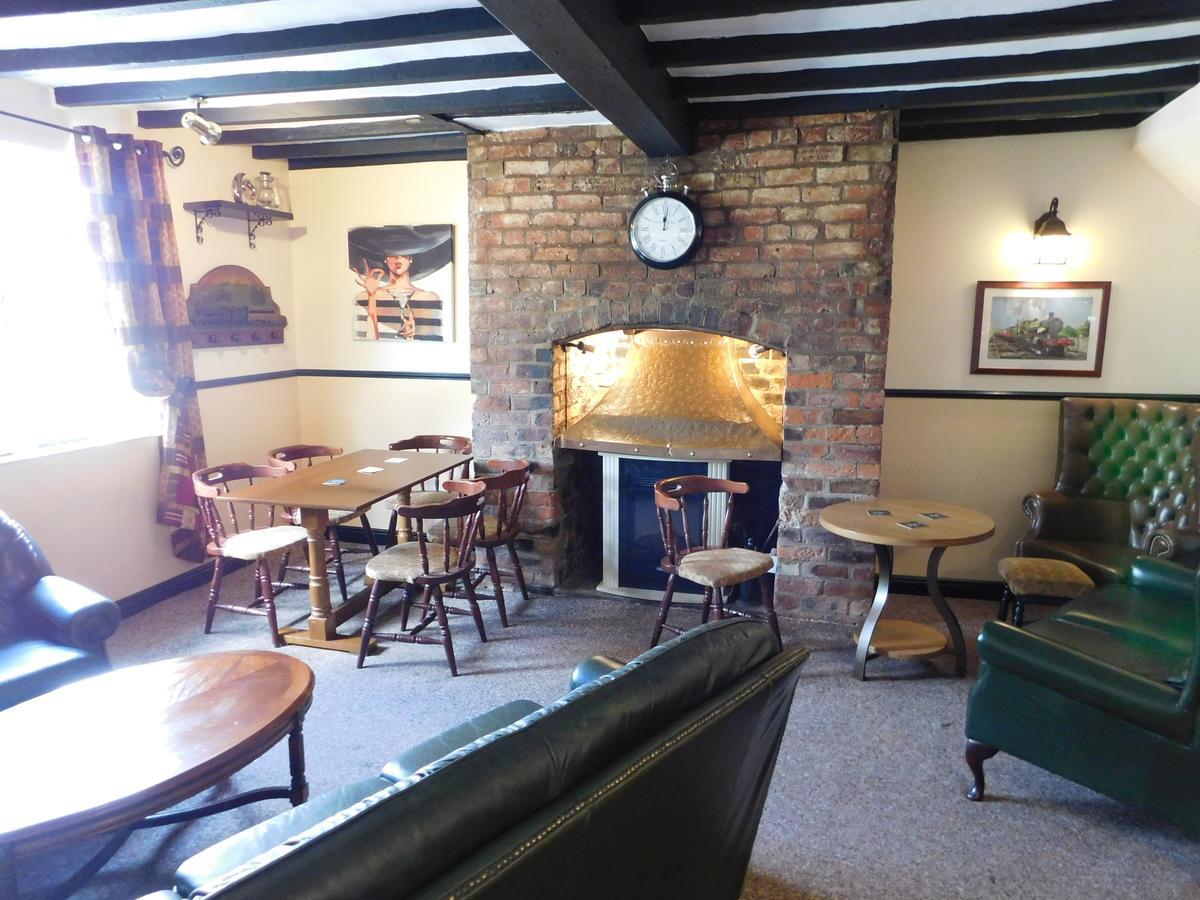 The Railway Inn Forden Екстер'єр фото