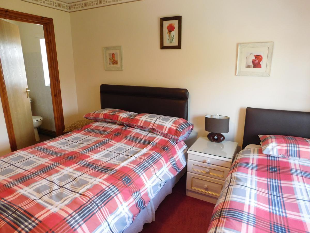 The Railway Inn Forden Екстер'єр фото