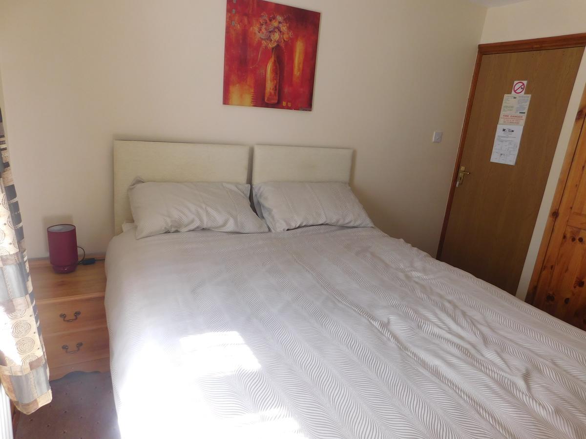 The Railway Inn Forden Екстер'єр фото